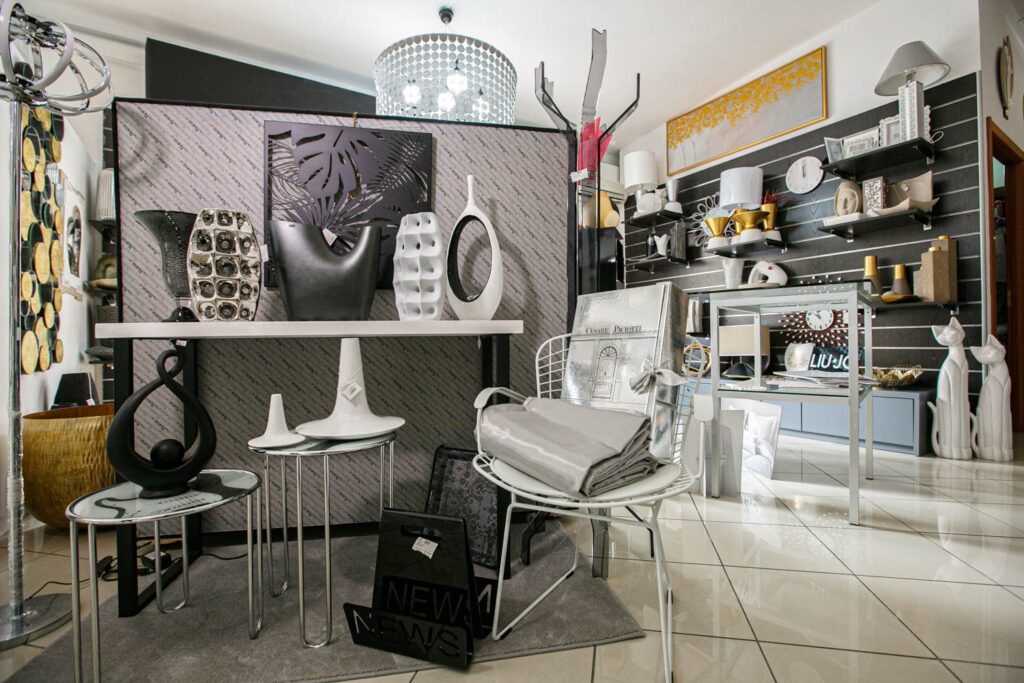 Angolo espositivo con lampade, vasi e quadri decorativi