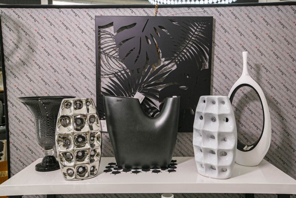 Vasi e oggetti decorativi in bianco e nero su tavolo espositivo
