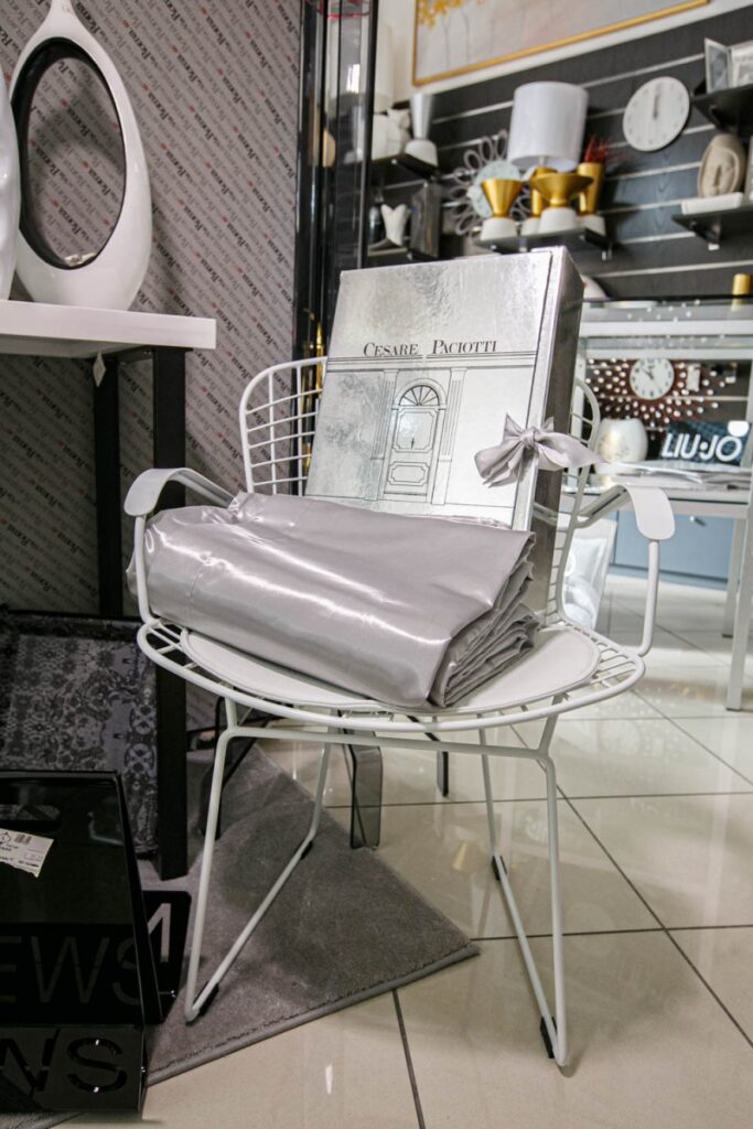 Poltroncina in filo metallico con copriletto ripiegato