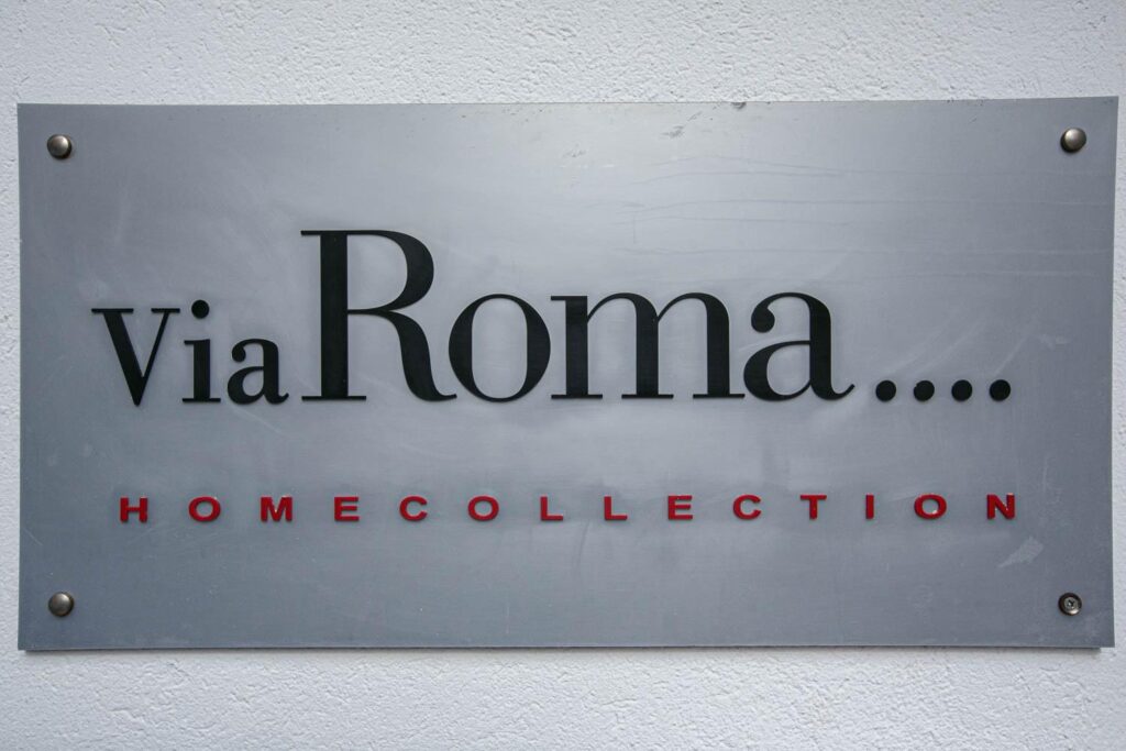 Insegna Via Roma Home Collection all'interno del negozio
