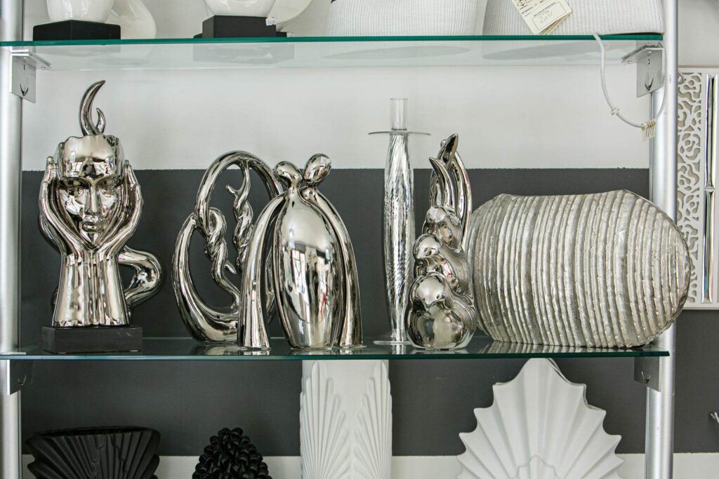Sculture decorative argentate su mensola in vetro