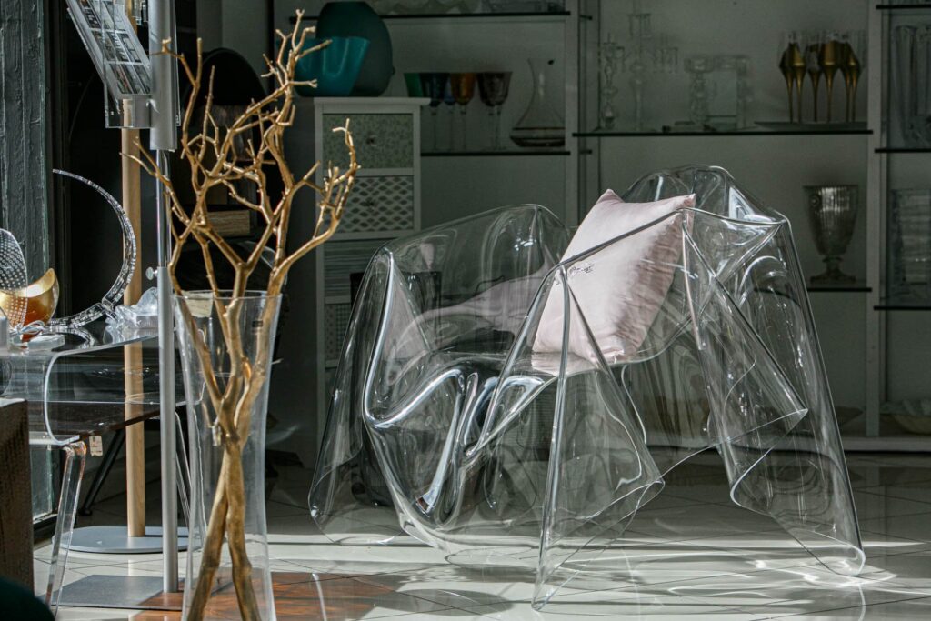 Poltroncina trasparente e ramo decorativo tra i complementi d'arredo
