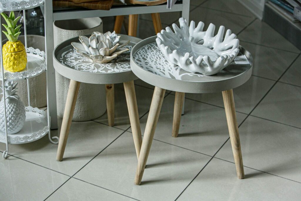 Tavolini tondi con coralli decorativi in ceramica bianca