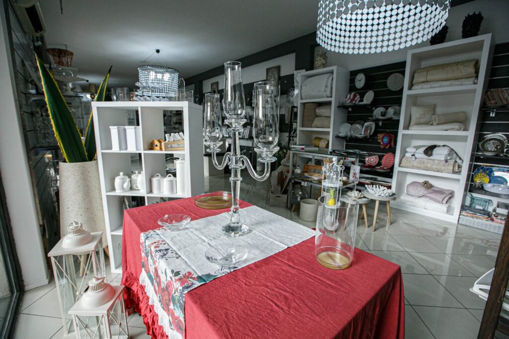 Allestimento tavola con tovaglia rossa, calici e lampade