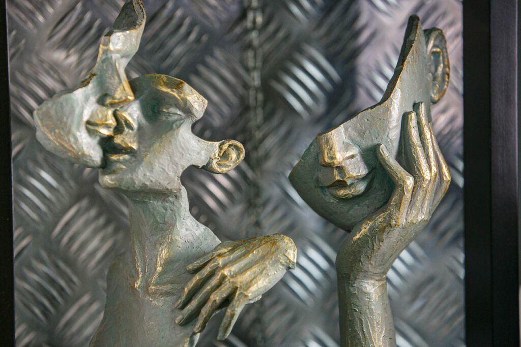 Sculture decorative dorate esposte tra i complementi d'arredo